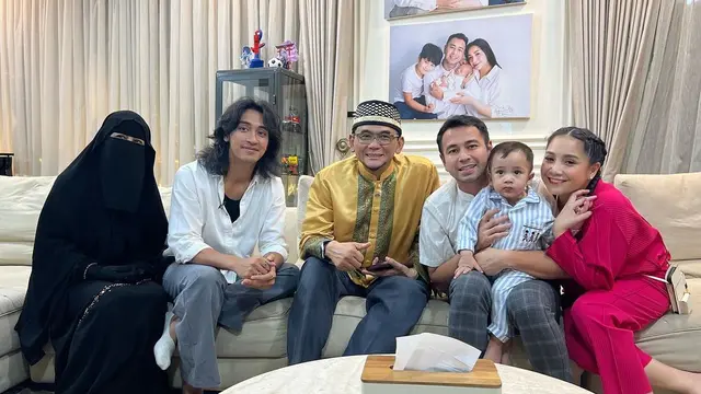 Raffi Ahmad menghadiahi Vespa untuk Abidzar. (Foto: Instagram/raffinagita1717)