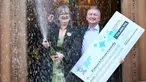 Frances dan Patrick Connolly seusai diumumkan sebagai pemenang lotere EuroMillions hari tahun baru di Belfast, Irlandia Utara, Jumat (4/1). Pasangan suami istri tersebut memperoleh 115 juta poundsterling atau sekitar Rp2,1 triliun. (Paul FAITH/AFP)