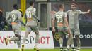 Genoa justru unggul 1-0 di menit ke-17. Tandukan Leo Oestigard mampu merobek gawang AC Milan yang dikawal Mike Maignan usai menerima umpan sepak pojok Manolo Portanova. (AP/Antonio Calanni)