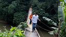 Warga melintasi jembatan penyeberangan buatan warga di kawasan Lenteng Agung, Jakarta, Rabu (24/5). Meskipun kondisinya memprihatinkan, warga setempat tetap menggunakan jembatan tersebut. (Liputan6.com/Immanuel Antonius)
