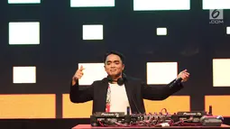 Aksi Dipha Barus menutup panggung XYZ Day Creator Award 2018  di Senayan City, Jakarta, Rabu (25/4). Tak hanya lagu-lagu bernuansa electronic dance music yang dibawakan, Dipha Barus juga menggubah beberapa lagu pop. (Liputan6.com/Immanuel Antonius)
