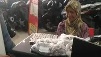 Rajin Menabung, Seorang Nenek dari Malang Beli Motor Honda Vario Pakai Uang Koin (Merdeka.com/Darmadi Sasongko)