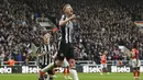 Pemain Newcastle United, Sean Longstaff melakukan selebrasi setelah mencetak gol ke gawang Luton Town pada laga lanjutan Liga Inggris 2023/2024 di St James' Park, Newcastle, Inggris, Sabtu (03/02/2024). (AP Photo/PA/Owen Humphreys)