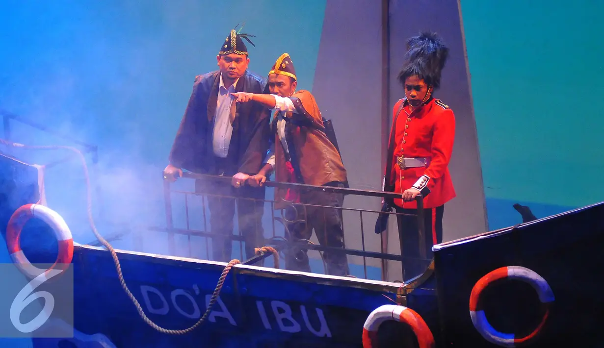 Cak Lontong saat memainkan adegannya dalam pementasan teater Kebangsaan Tripikala di Tim, Cikini, Jakarta, Senin ( 23/1). (Liputan6.com/Angga Yuniar)