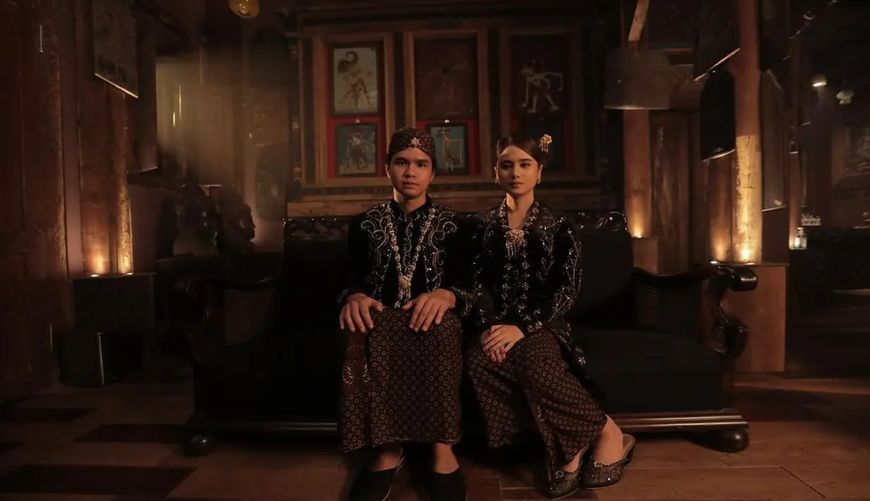 Tissa Biani tampil anggun dengan kebaya kutubaru beludru warna hitam yang dihiasi motif salur dan bunga. Tak kalah memesona penampilan Dul Jaelani kenakan beskap hitam beludru dengan aksen bordiran yang mewah, dipadukan dengan kalung panjang dan blangkon sebagai aksesori.