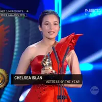 Chelsea Islan menerima piala di Indonesian Choice Awards. Foto: Twitter (@netmediatama)