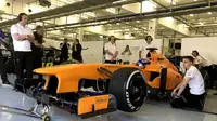 Fernando Alonso kembali mengemudikan McLaren 17 jam setelah menyatakan penisun dari ajang balapan F1. (motorsport/ Jon Noble)