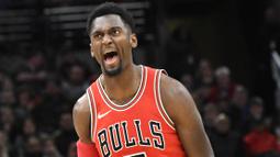 Pebasket Chicago Bulls, Bobby Portis, melakukan selebrasi usai memasukkan bola saat pertandingan melawan Portland Trail Blazers pada laga NBA di Stadion United Center, Selasa (2/1/2018). Bulls kalah dari Blazers dengan skor 120-124. (AP/David Banks)