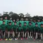 Para pemain Timnas Indonesia U-16 foto bersama usai melawan Kabomania U-17 pada laga uji coba di Stadion Atang Sutresna, Jakarta Timur, Jumat (8/9/2017). Timnas U-16 menang 6-1 atas Kabomania U-17. (Bola.com/Vitalis Yogi Trisna)