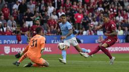 Pemain Liverpool, Darwin Nunez (kanan) berusaha mencetak gol ke gawang Manchester City yang dijaga Ederson (kiri) saat laga Community Shield 2022 di King Power Stadium, Sabtu (30/07/2022) malam WIB. (AP/Frank Augstein)