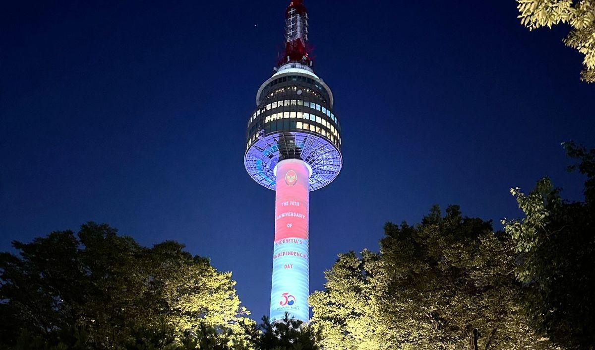 Sorot lampu berwarna merah putih menyinari Gedung Balai Kota pada tanggal 17 Agustus 2023 jam 20.00-22.00 KST.