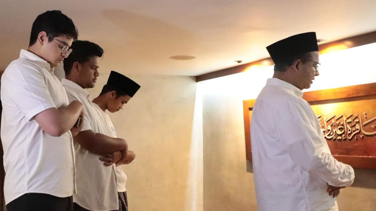 Anies Salat Subuh Berjamaah Bersama Keluarga Sebelum Mencoblos di TPS Lebak Bulus