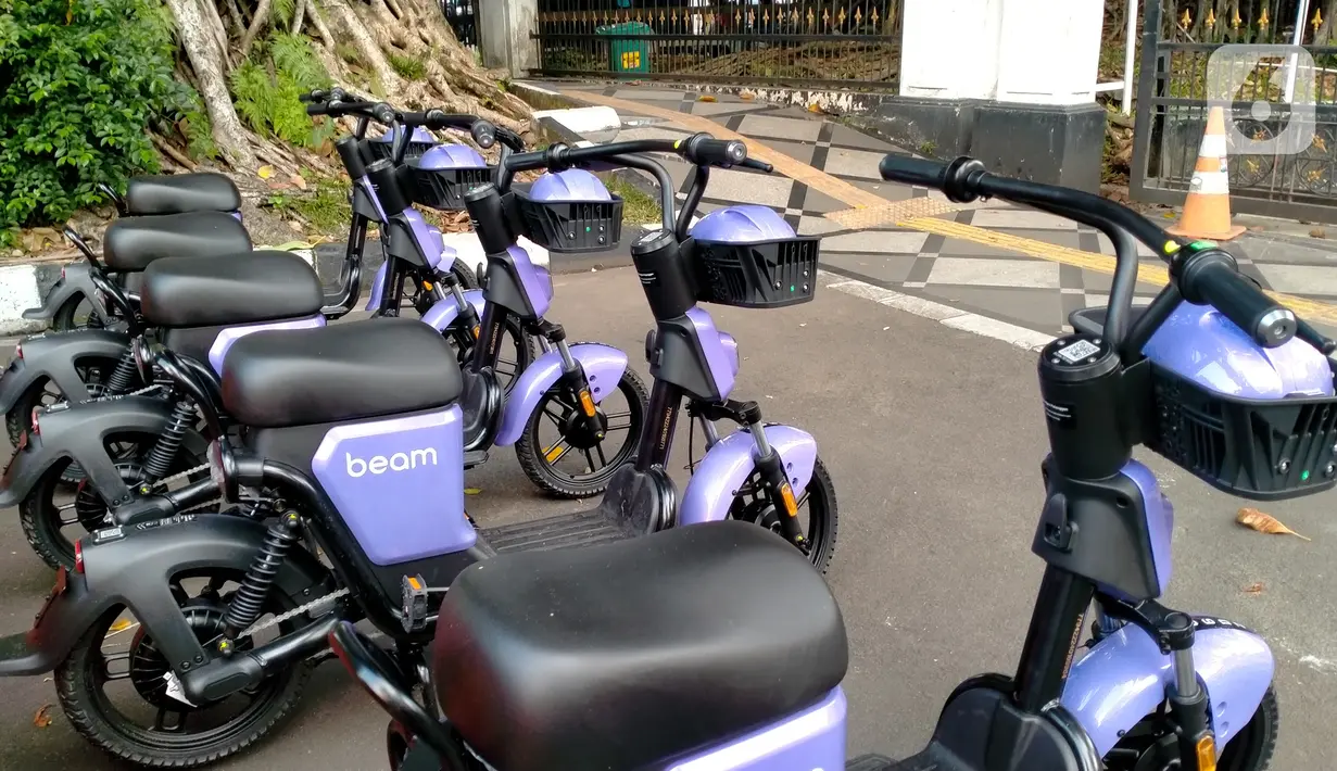 Deretan sepeda listrik terparkir di salah satu titik parkir khusus sepeda listrik Beam, Kota Bogor, Jawa Barat, Minggu (25/9/2022). Kota Bogor menjadi kota pertama di Indonesia yang dipilih PT Beam Mobility Indonesia untuk melakukan kerja sama menyediakan sepeda listrik. (Liputan6.com/Magang/Aida Nuralifa)