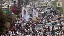 Ratusan massa berkonvoi mengawal Rizieq Shihab usai tiba di Bandara Soekarno-Hatta, Tangerang, Banten, Selasa (10/11/2020). Konvoi tersebut dilakukan untuk mengawal perjalan Rizieq Shihab menuju kediamannya di Petamburan, Jakarta. (Liputan6.com/Angga Yuniar)