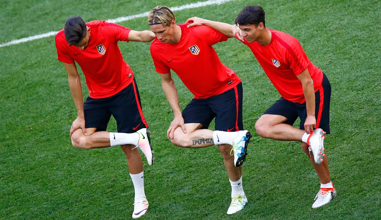 Yannick Ferreira Carrasco, Fernando Torres dan Oliver Torres berlatih bersama saat sesi latihan di stadion San Siro, Milan, Italia, (27/5). Atletico Madrid akan bertanding melawan Real Madrid dalam Final liga Champion 2016. (Reuters/Tony Gentile)