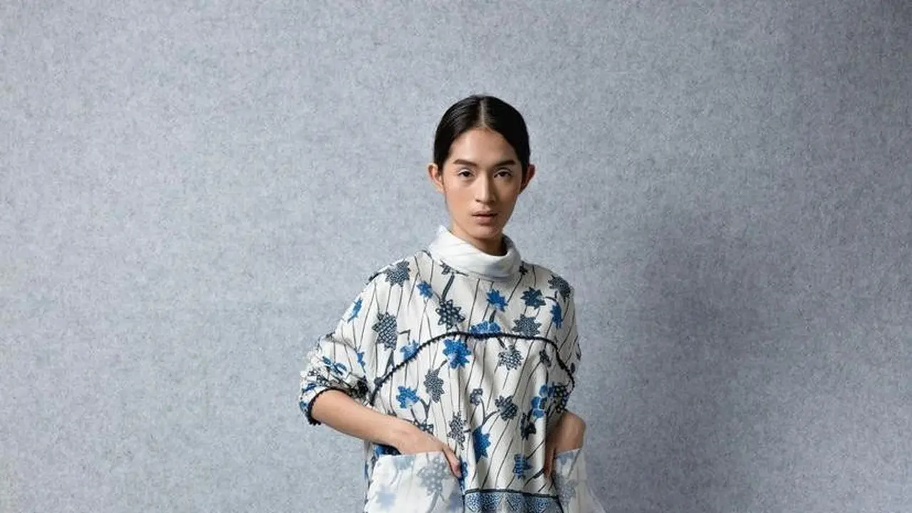 11 Model Atasan Batik Wanita Modern, Simple dan Modis untuk Kerja