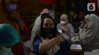 Tim medis menyuntik vaksin booster kepada warga di Jakarta, Rabu (6/4/2022). Kegiatan vaksinasi booster ini digelar sampai jelang mudik, dimana saat ini 503 gerai vaskin yang tersebar di wilayah hukum Polda Metro Jaya. (merdeka.com/Imam Buhori)