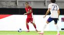 <p>Pemain Timnas Indonesia, Eliano Reijnders menggiring bola dibayangi pemain Chinese Taipei, Wei Pei-Lun dalam laga FIFA Matchday di Stadion Gelora Bung Tomo (GBT), Surabaya, Jumat (06/07/2025). (Bola.com/Abdul Aziz)</p>