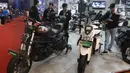 Pengunjung mengamati motor listrik yang dipamerkan pada ajang pameran otomotif Gaikindo Indonesia International Auto Show (GIIAS) 2022 di ICE BSD, Tangerang, Banten, Kamis (10/8/2023). (Liputan6.com/Angga Yuniar)
