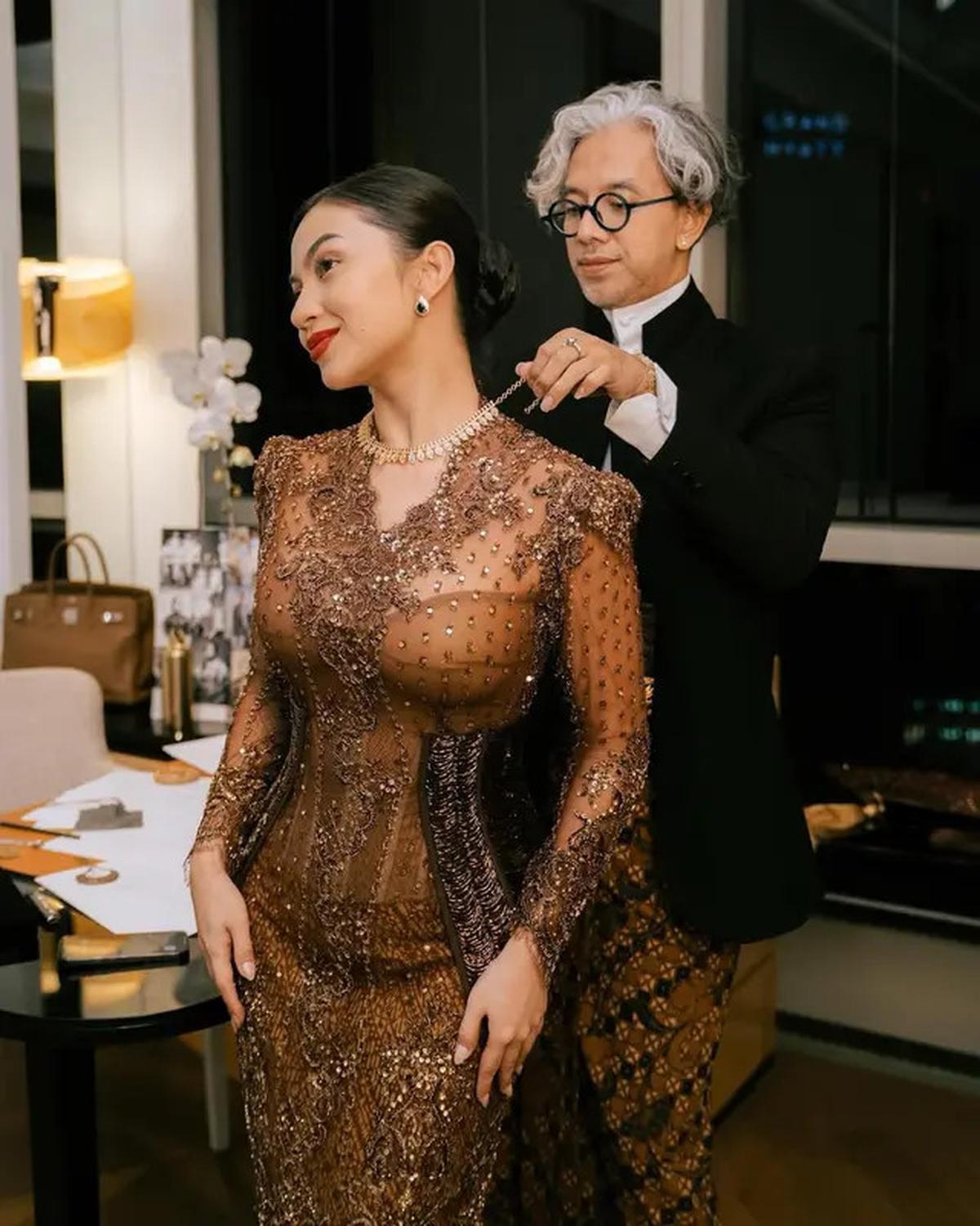 Foto Detail Kebaya Ariel Tatum di Hari Kebaya Nasional 2025, Tampil Elegan