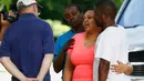 Salah satu keluarga korban yang ditembak Willie Corey Godbolt di Mississippi, AS, Minggu (28/5). Bermula dari pertengkaran dengan istrinya, Willie mendadak brutal dan menembaki delapan orang hingga tewas. (AP Photo)