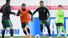 Pemain Portugal, Cristiano Ronaldo (kanan) bersama Bernardo Silva (tengah) dan Goncalo Guedes saat sesi latihan perdana jelang Piala Dunia 2018 di base camp mereka di Kratovo, pinggiran Moskow, Rusia, Minggu (10/6). (Francisco LEONG/AFP)