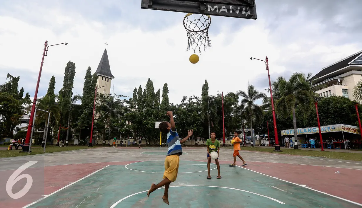 Sejumlah bocah bermain bola di Lapangan Merdeka, Ambon, Maluku, Senin (7/2). Saat sore tiba banyak masyarakat Ambon mendatangin Lapangan untuk bersantai atau pun berolahraga. (Liputan6.com/Faizal Fanani)