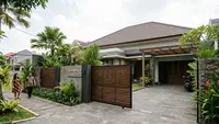 12 Desain Pagar Rumah Tanpa Besi yang Tetap Terlihat Modern, Batu Alam hingga Kayu