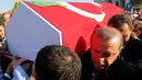 Presiden Turki, Recep Tayyip Erdogan ikut membawa peti jenazah korban upaya kudeta militer yang dilakukan terhadapnya, di Istanbul, Minggu (17/7). Perlawanan terhadap kudeta militer Turki pada Jumat kemarin menewaskan 265 orang. (REUTERS/Murad Sezer)
