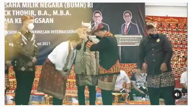 Menteri BUMN Erick Thohir menerima gelar adat dari Masyarakat Lampung.