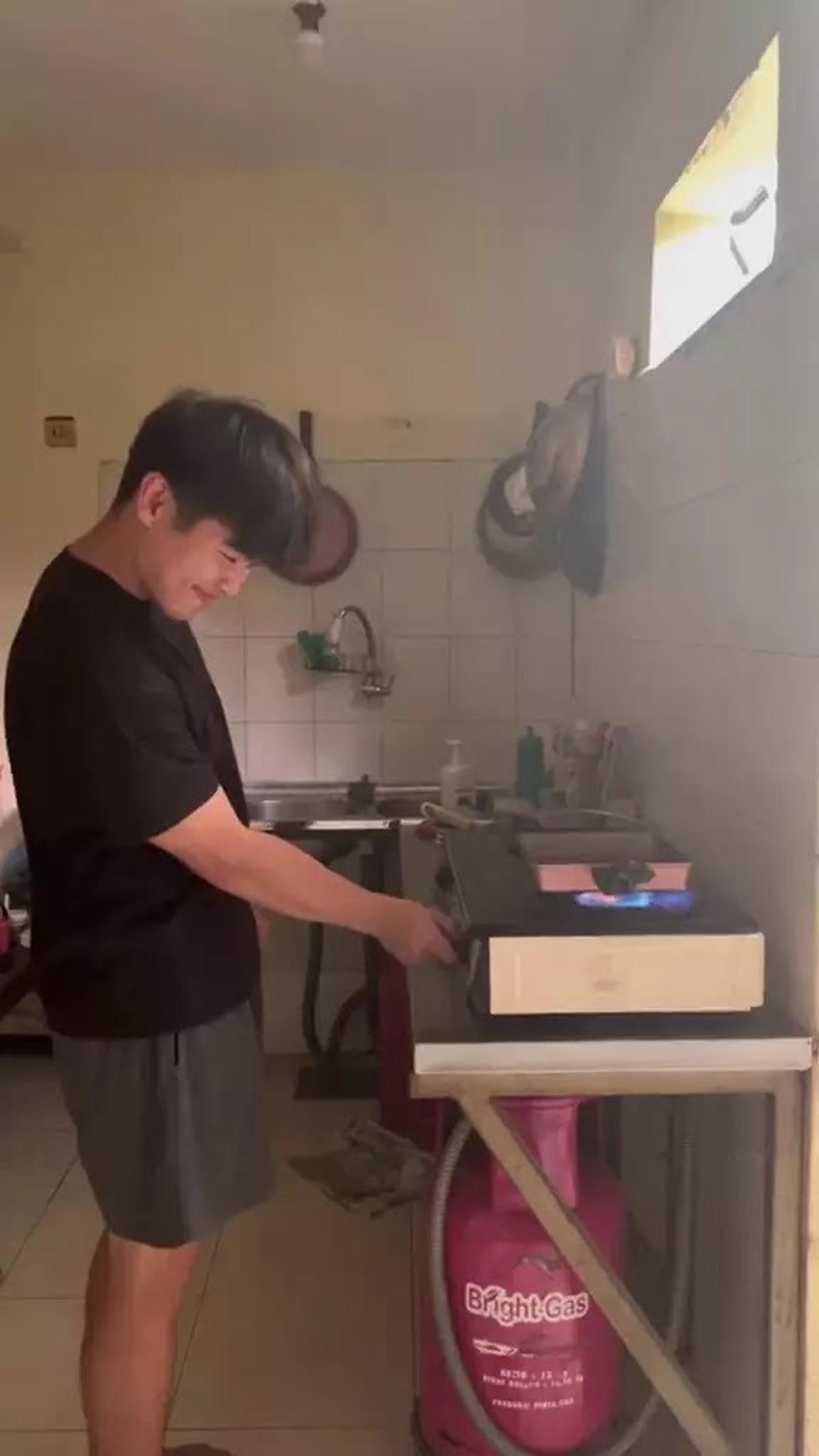 5 Potret Dapur Rumah Steven Wongso Sangat Sederhana, Tak Ada Kitchen Set - Peralatan Masak Cuma Digantung