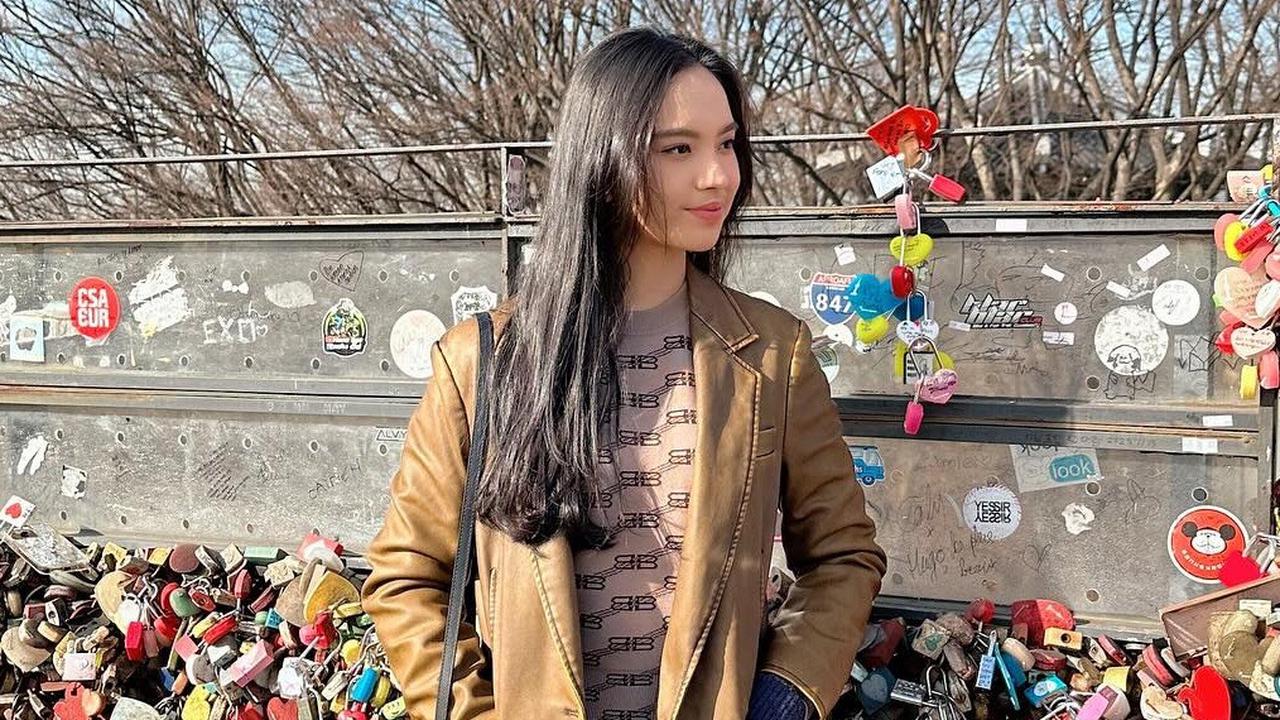 Namsan Tower juga menjadi salah satu destinasi wisata Korea yang dikunjungi Lyodra. Menara dengan banyak gembok cinta ini diabadikan Lyodra dalam beberapa potret.