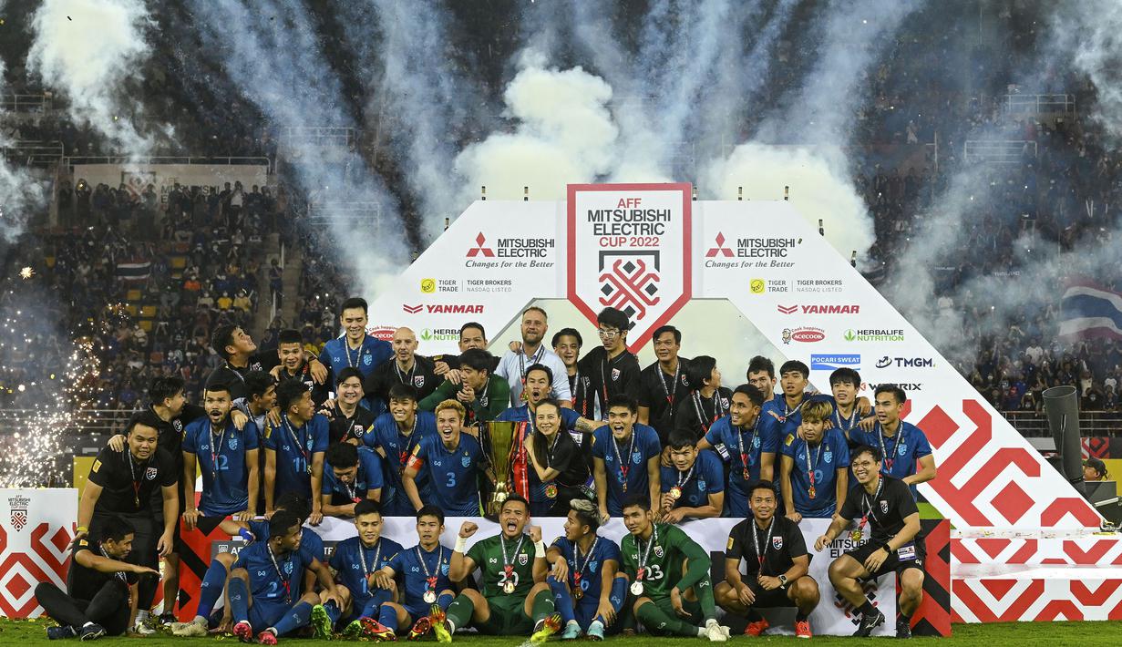 Thailand berhasil menjuarai ajang Piala AFF 2022 setelah mengalahkan Vietnam dengan agregat 3-2 di partai final pada Senin (16/01/2023). Madam Pang dan skuad memiliki ambisi untuk lolos ke Piala Dunia 2026 yang akan digelar di benua Amerika nantinya. (AP Photo/Kittinun Rodsupan)