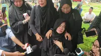 Pemakaman Epy Kusnandar di TPU Jeruk Purut Diiringi Isak Tangis Keluarga, Karina Ranau Minta Doa