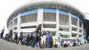 Pihak kepolisian melakukan pengamanan sebelum pembukaan Piala Presiden 2018 di Stadion GBLA, Bandung, Selasa (16/1/2018). Acara ini rencananya akan dibuka oleh Presiden Joko Widodo. (Bola.com/M Iqbal Ichsan)