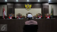 Bekas Wakil Ketua Dewan Perwakilan Daerah Sumatera Utara, Kamaluddin Harahap saat menjalani sidang putusan di pengadilan Tipikor, Jakarta,Rabu (8/6). Ia dijatuhi pidana penjara 4 tahun 8 bulan oleh majelis hakim. (Liputan6.com/Helmi Afandi)