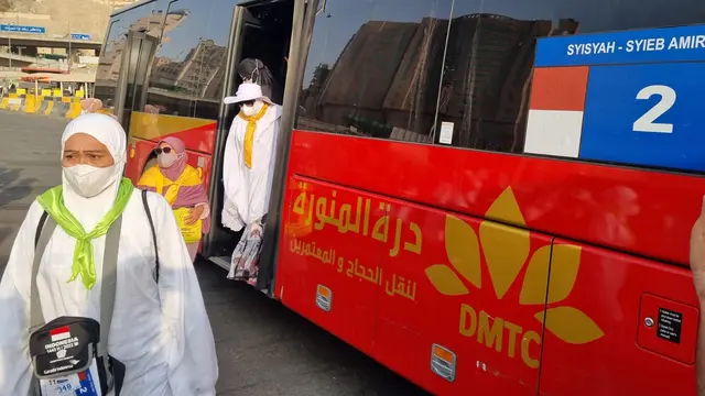 Jemaah calon haji 2022 turun dari bus Sholawat, Makkah. (Foto: dokumentasi MCH)