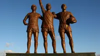 Patung tiga legenda Manchester United, George Best, Denis Law, dan Bobby Charlton.