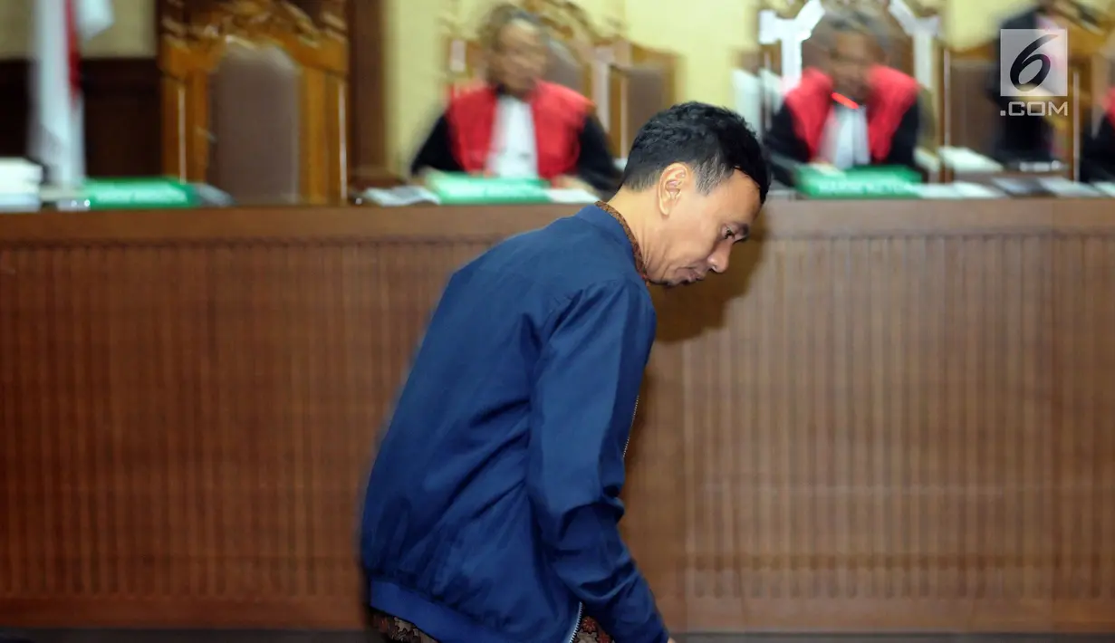 Terdakwa dugaan suap pemberian opini WTP pada laporan keuangan Kemendes PDTT, Ali Sadli jelang mengikuti sidang lanjutan di Pengadilan Tipikor, Jakarta, Jumat (2/2). Sidang ini beragendakan pemeriksaan terdakwa. (Liputan6.com/Helmi Fithriansyah)