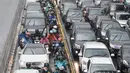 Sejumlah kendaraan pribadi memasuki jalur Busway di Jalan Mampang Prapatan, Jakarta, Selasa (11/10). Meski disterilkan, pengendara pribadi tetap nekat memasuki jalur bus Transjakarta untuk menghindari kemacetan. (Liputan6.com/Yoppy Renato)