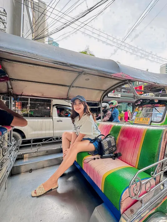 <p>Kiky Saputri mengenakan busana kasual saat naik tuk tuk. Dia mengenakan kaos yang dipadukan dengan celana hot pants. "Naik kereta api, tuk tuk tuk.. Seru banget woy naik tuk-tuk wkwkwkw Sampe mau kejungkal-jungkal," tulisnya. (Foto: Instagram/ kikysaputrii)</p>