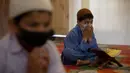 Seorang anak berdoa setelah belajar Al-Quran selama bulan suci Ramadan di Jammu Kashmir Al Fallah Yateem Trust, Srinagar, India, Kamis (7/5/2020). Para ulama dan otoritas agama setempat mendesak warga untuk beribadah di rumah untuk mencegah penyebaran virus corona COVID-19. (AP Photo/Dar Yasin)