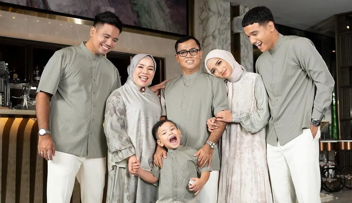 Fuji dan keluarga memperlihatkan penampilan memakai busana muslim sarimbit. Mereka terlihat begitu kompak dan memancarkan keharmonisan keluarga. Gala yang ikut berpose juga tampil dengan wajah ceria. Pun dengan Fuji dan sang ibu yang dipuji makin anggun pakai hijab. (Liputan6.com/IG/@fuji_an)