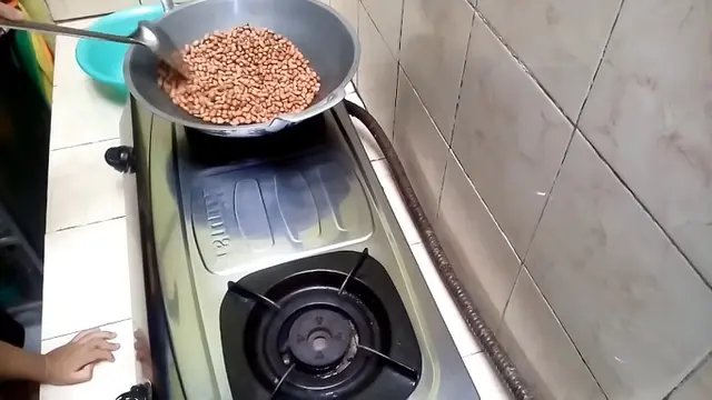 Tanpa Direndam Air Panas, Ini Cara Kupas Kupas Kulit Ari pada Kacang Tanah dengan Praktis