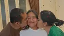 Ciuman manis orang tua untuk anak tersayang semata wayangnya. "30-03-06 - 30-03-23 Khirani Siti Hartina Trihatmodjo ❤️ 17th usiamu..," tulis penyanyi asal Purwokerto ini membagikan video singkatnya. [Instagram/Mayangsari_Official]