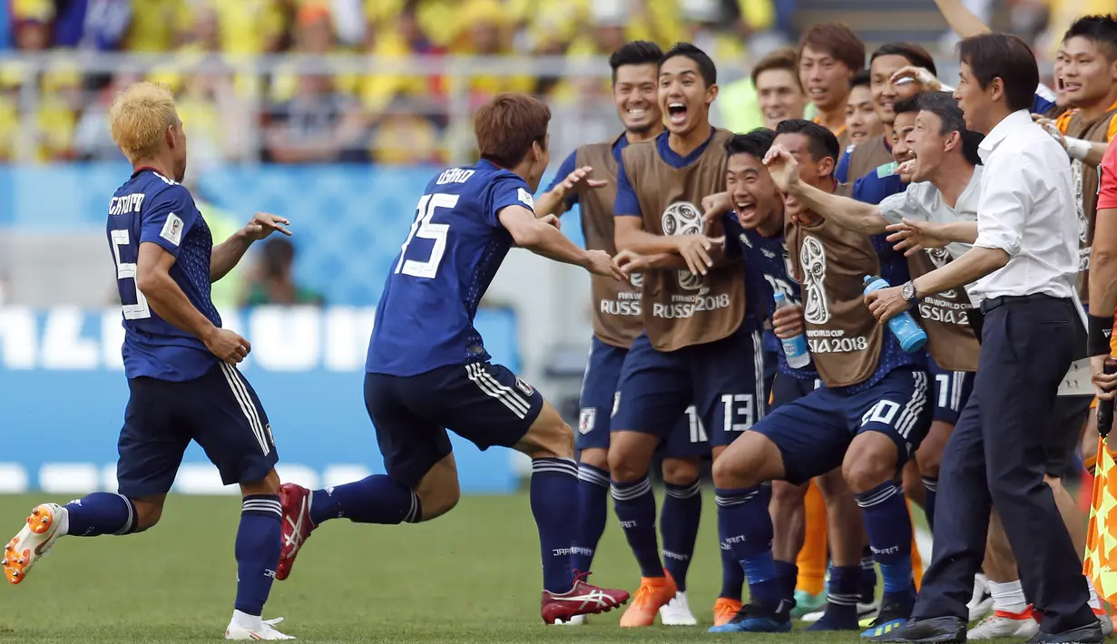 Para pemain dan ofisial Jepang merayakan gol Yuya Osako (2kiri) ke gawang Kolombia pada laga grup H Piala Dunia 2018 di Mordavia Arena, Saransk, Rusia, (19/6/2018). Jepang menang 2-1. (AP/Natacha Pisarenko)