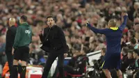 Pelatih Atletico Madrid, Diego Simeone, saat mendampingi anak-anak asuhnya di laga lawan Liverpool di Liga Champions 2025/2026 di Anfield, Kamis (18/09/2025) dini hari WIB. (AP Photo/Jon Super)