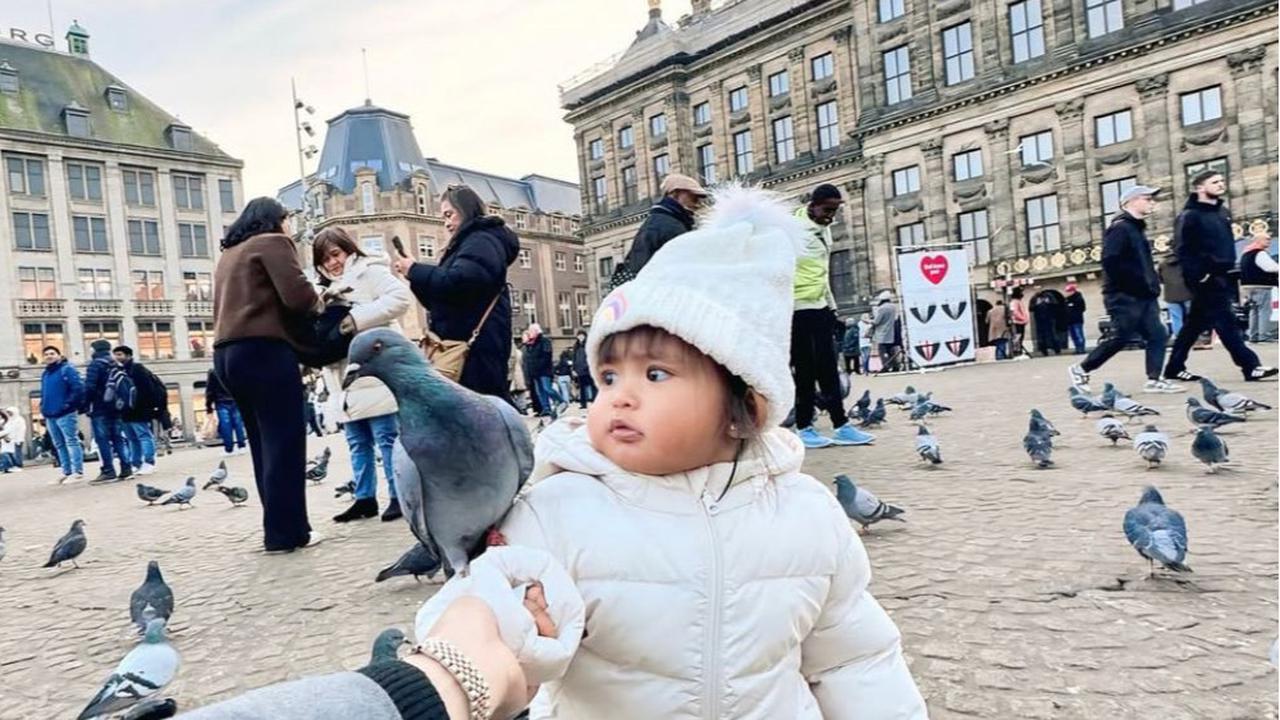 7 Momen Menggemaskan Cunda Anak Denny Caknan Saat Diajak Liburan ke Belanda