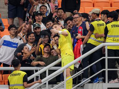 Kiper Timnas Prancis U-17, Paul Argney melakukan swafoto bersama para penonton setelah mengalahkan Timnas Amerika Serikat U-17 dengan skor 3-0 pada laga Grup E Piala Dunia U-17 2023 di Jakarta International Stadium, Jakarta, Sabtu (18/11/2023). (Bola.com/Bagaskara Lazuardi)