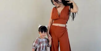 Seperti inilah potret Chava, putri Rachel Vennya yang terlihat makin cantik dan fashionable dalam foto-foto terbarunya di Instagram. [Foto: IG/rachelvennya].